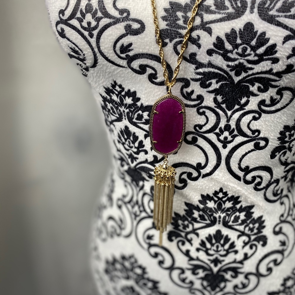 KENDRA Ryane gold necklace in fuchsia.
